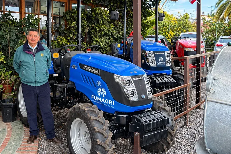 Tractores azules con la imagen de Fumagri en el local